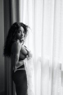 Mimi Desuka model holding tits
