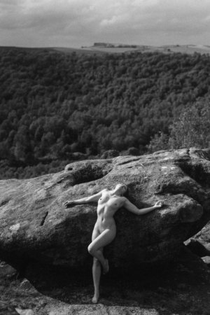 Sylwia Gniazdowska nude model black and white rocks