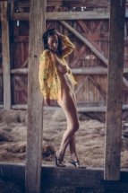 Hanna Orio busty nude brunette model